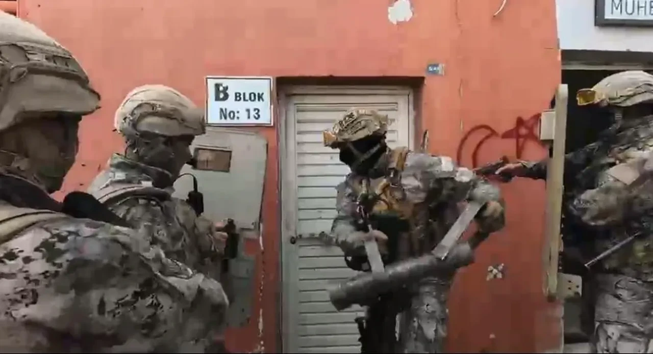 Zehir tacirlerine dev operasyon! Kapılar koçbaşıyla kırıldı: Milyonlarca hap ele geçirildi