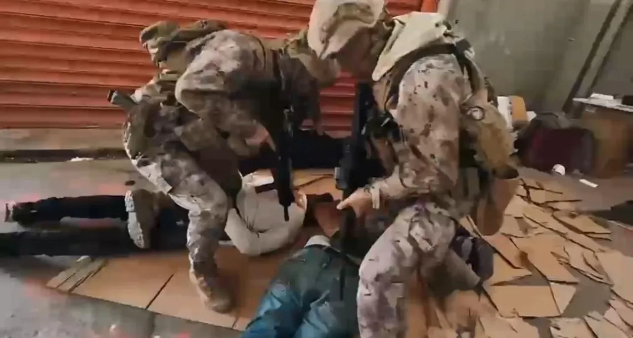 Zehir tacirlerine dev operasyon! Kapılar koçbaşıyla kırıldı: Milyonlarca hap ele geçirildi