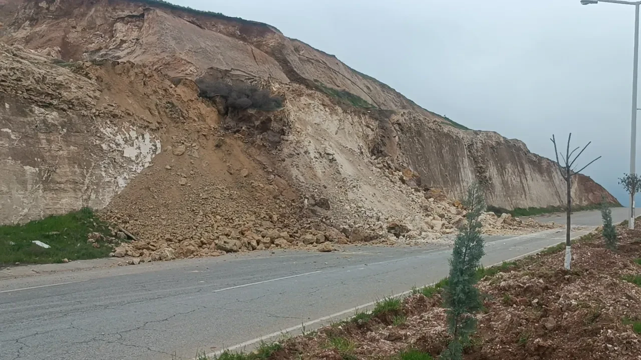 Batman'da heyelen meydana geldi! Üniversiteye giden yol kapandı