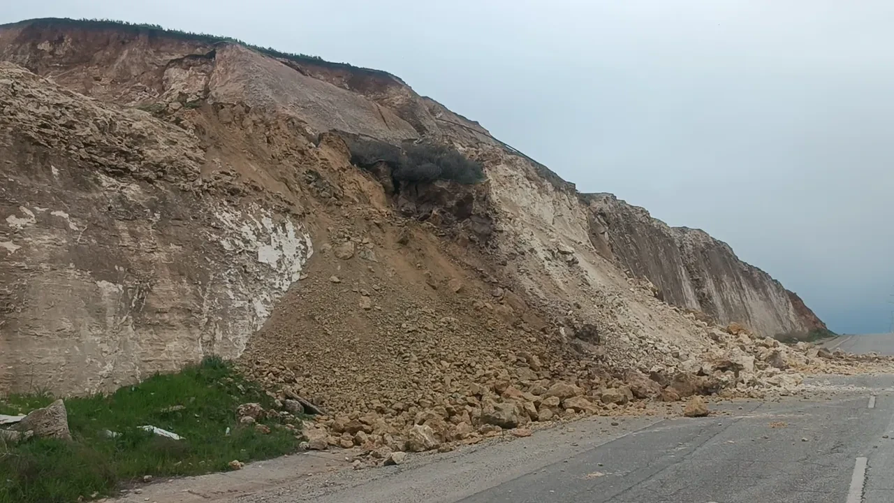 Batman'da heyelen meydana geldi! Üniversiteye giden yol kapandı