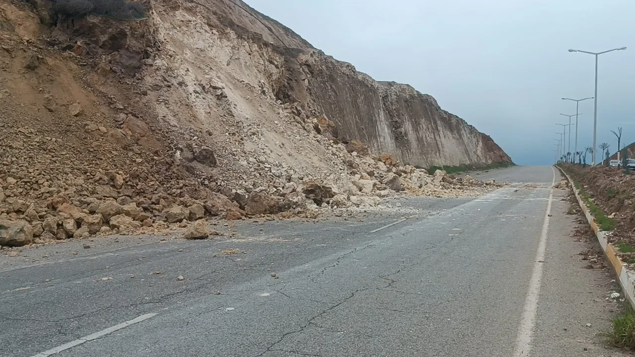 Batman'da heyelen meydana geldi! Üniversiteye giden yol kapandı