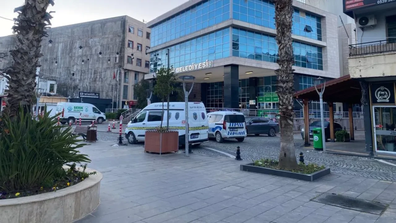 Belediye önünde dehşet! Peş peşe tetiğe bastı