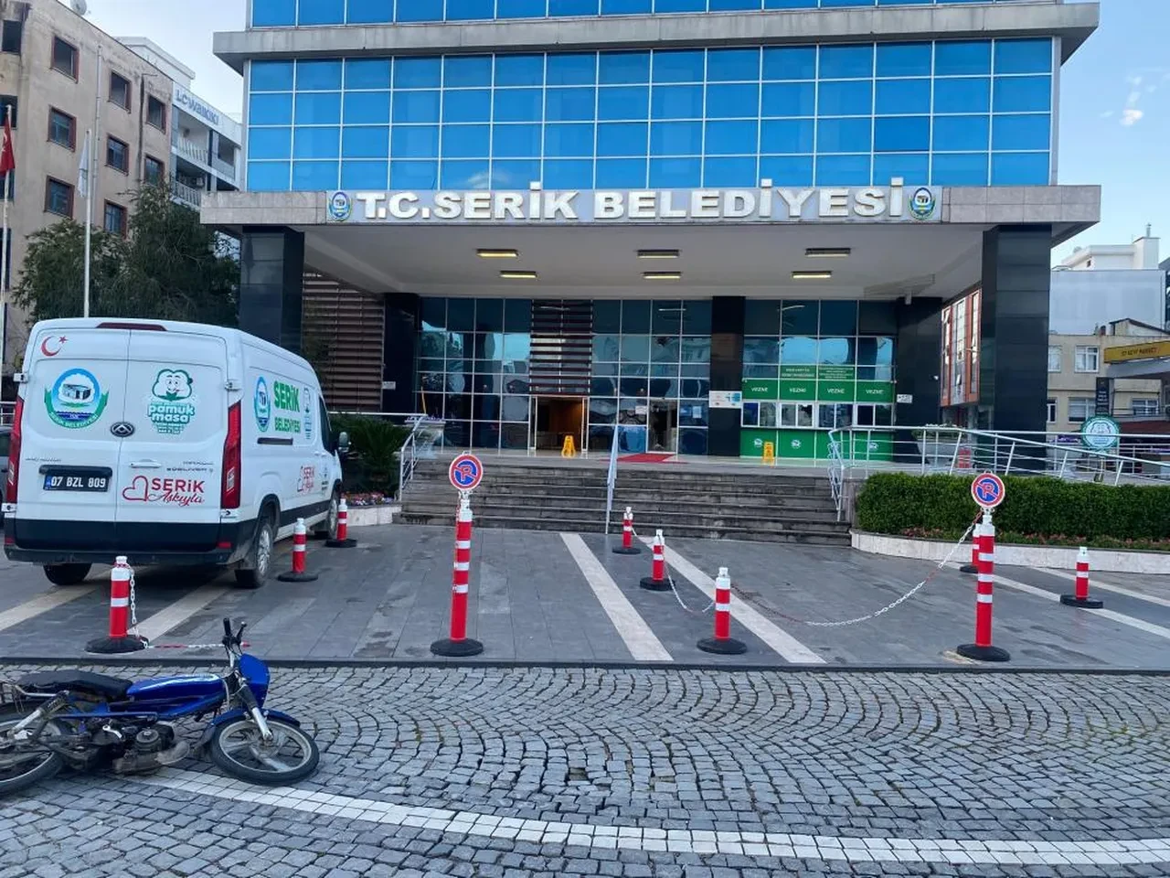 Belediye önünde dehşet! Peş peşe tetiğe bastı