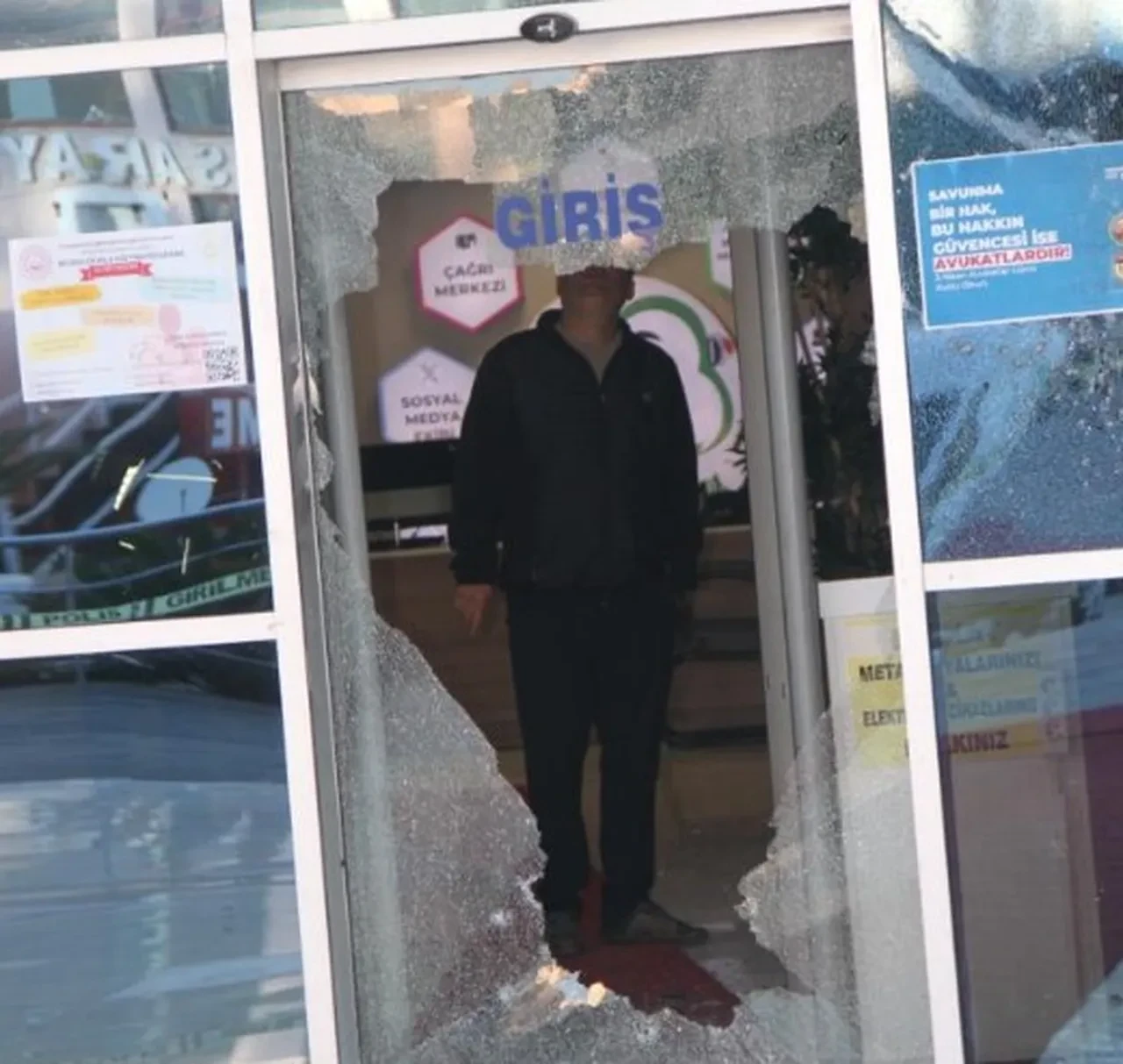 Belediye önünde dehşet! Peş peşe tetiğe bastı