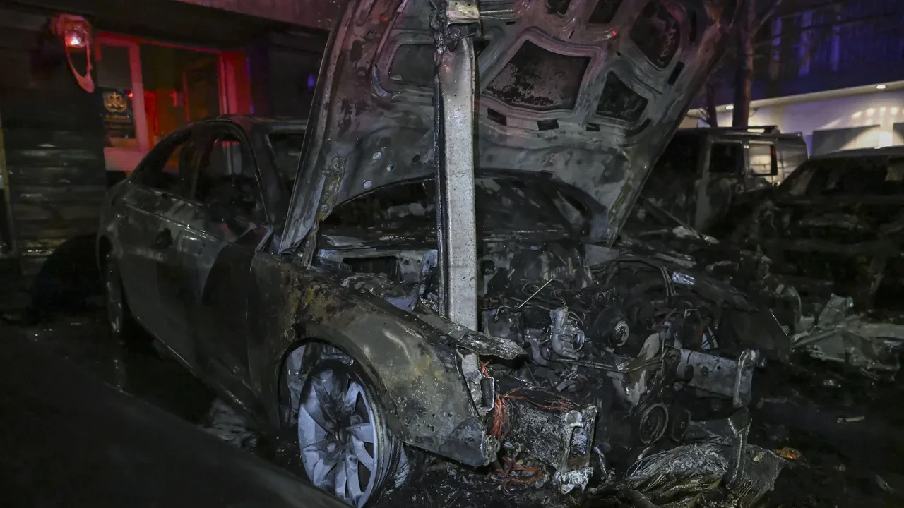 Beşiktaş'ta oto galeride yangın