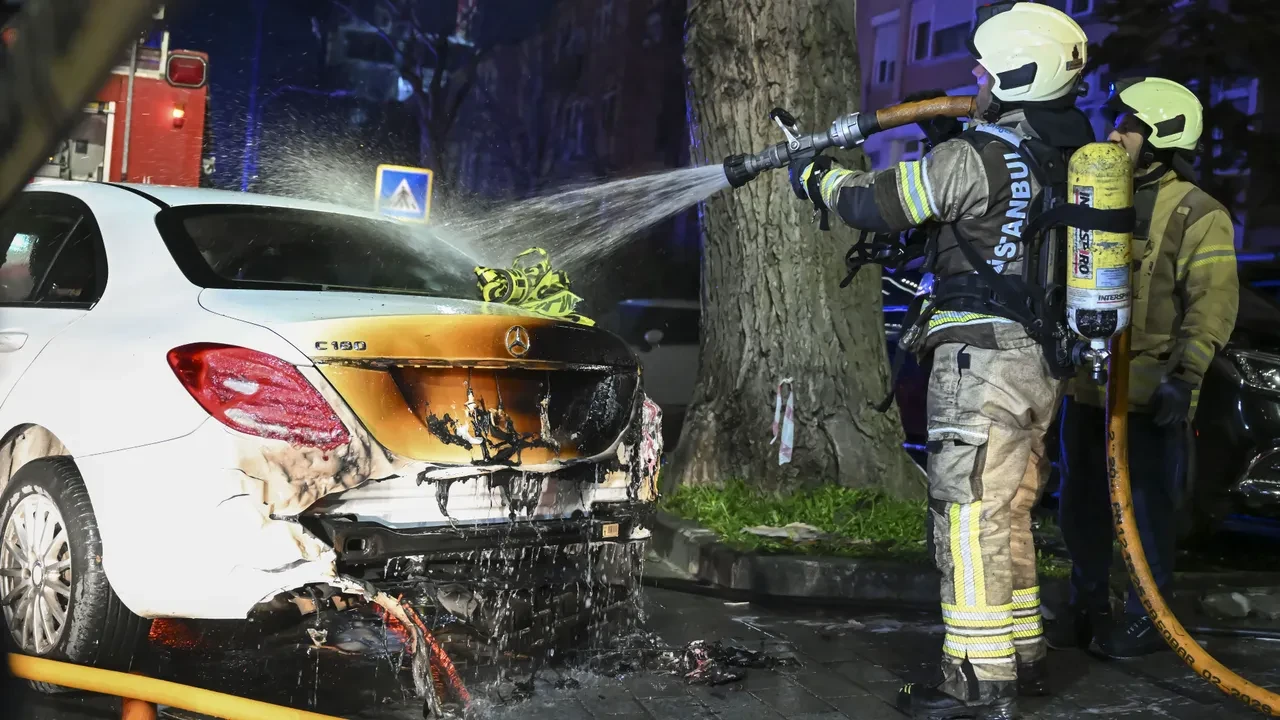 Beşiktaş'ta oto galeride yangın