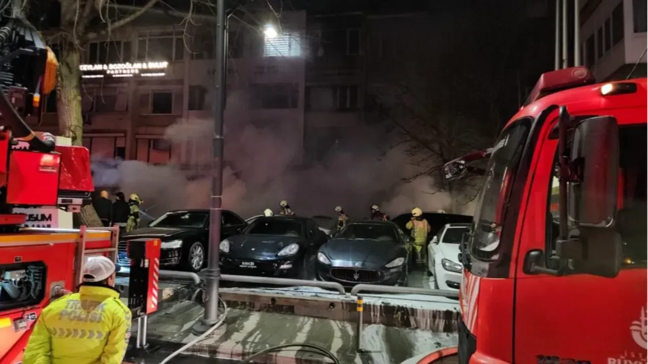 Beşiktaş'ta oto galeride yangın