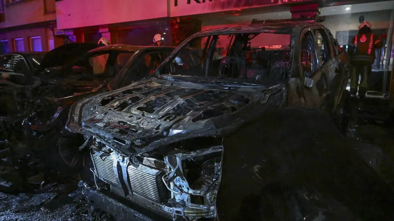 Beşiktaş'ta oto galeride yangın