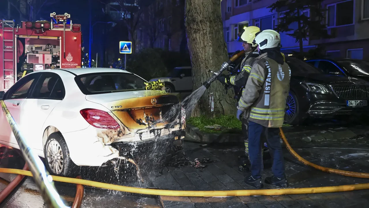 Beşiktaş'ta oto galeride yangın