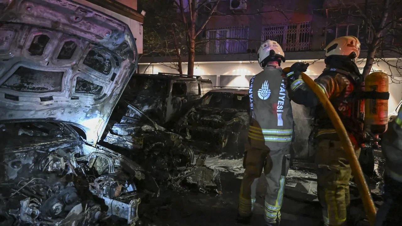 Beşiktaş'ta oto galeride yangın