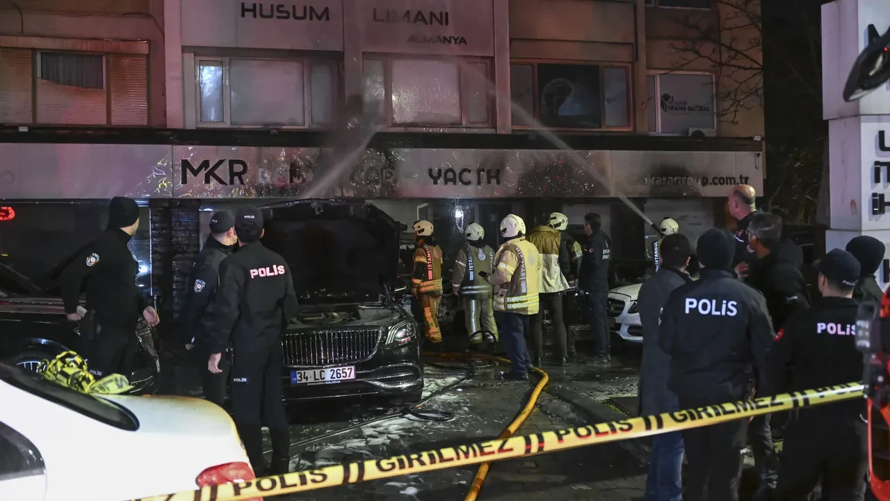 Beşiktaş'ta oto galeride yangın