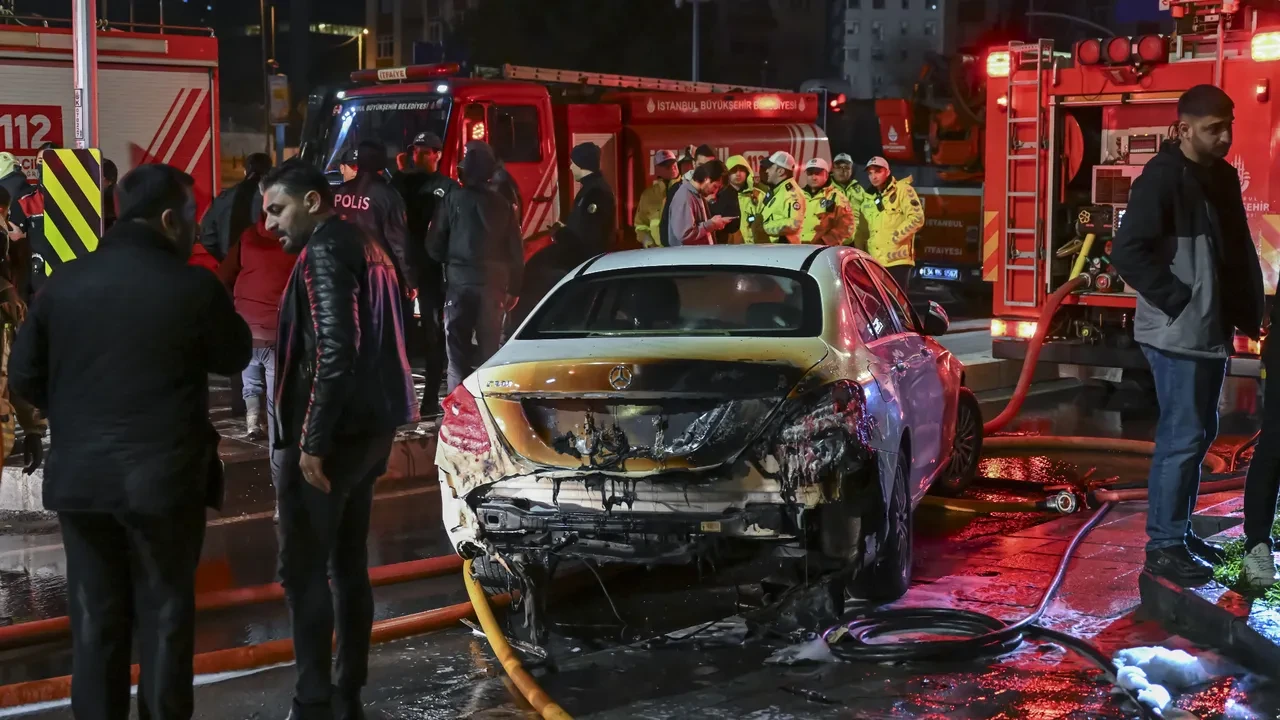 Beşiktaş'ta oto galeride yangın