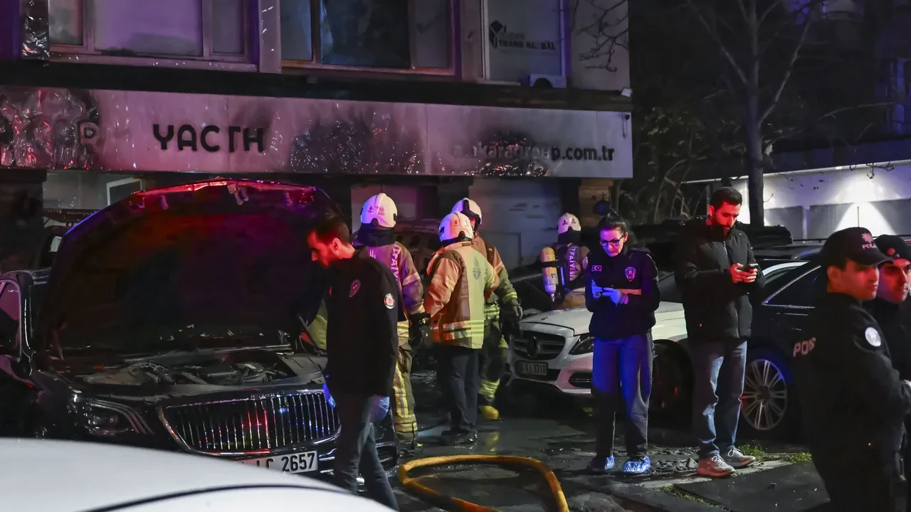 Beşiktaş'ta oto galeride yangın