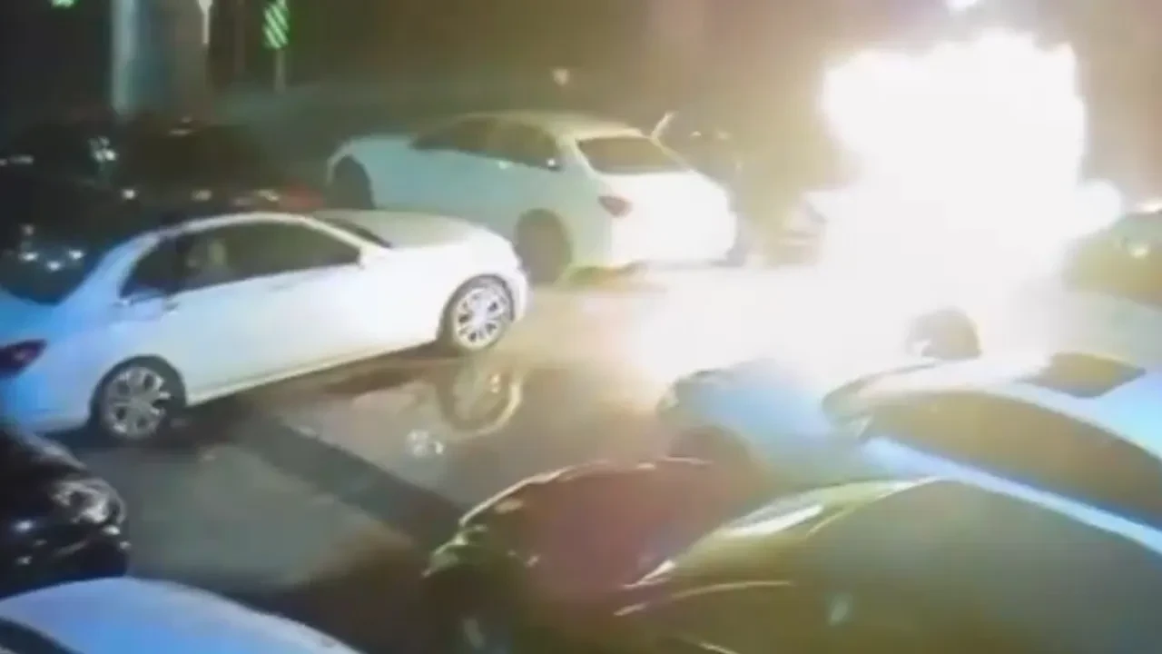 Beşiktaş’ta oto galerinin kundaklandığı anların görüntüsü çıktı