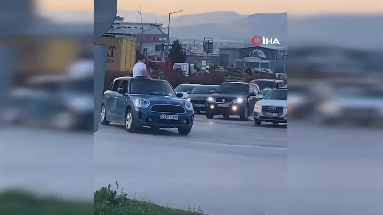 Canlarını hiçe saydılar! Sunrooftan sarkan magandalar trafiği birbirine kattı