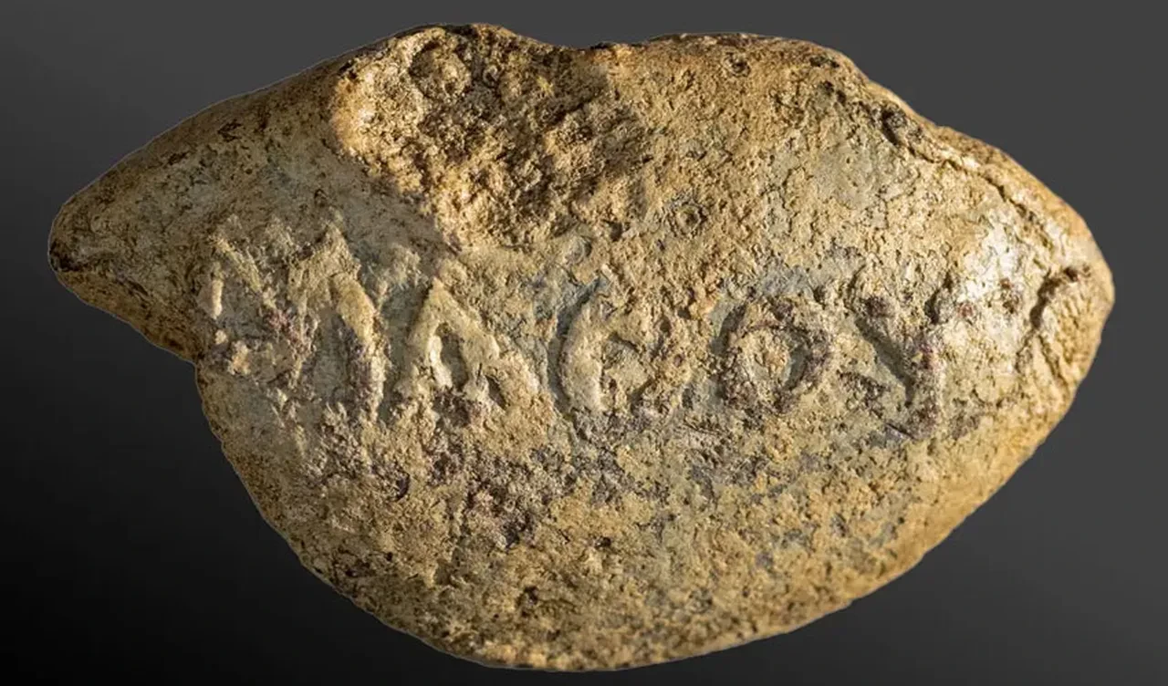 Emsalsiz bir buluntu herkesi şaşkına çevirdi: Üzerinde 'alaycı' mesaj yazılı 2100 yıllık mermi
