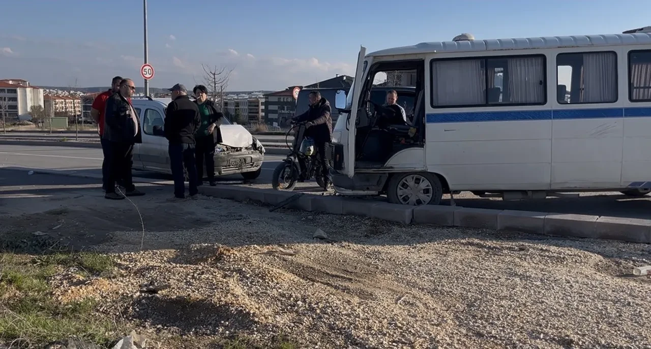 Eskişehir'de peşpeşe iki kaza! 4 kişi yaralandı