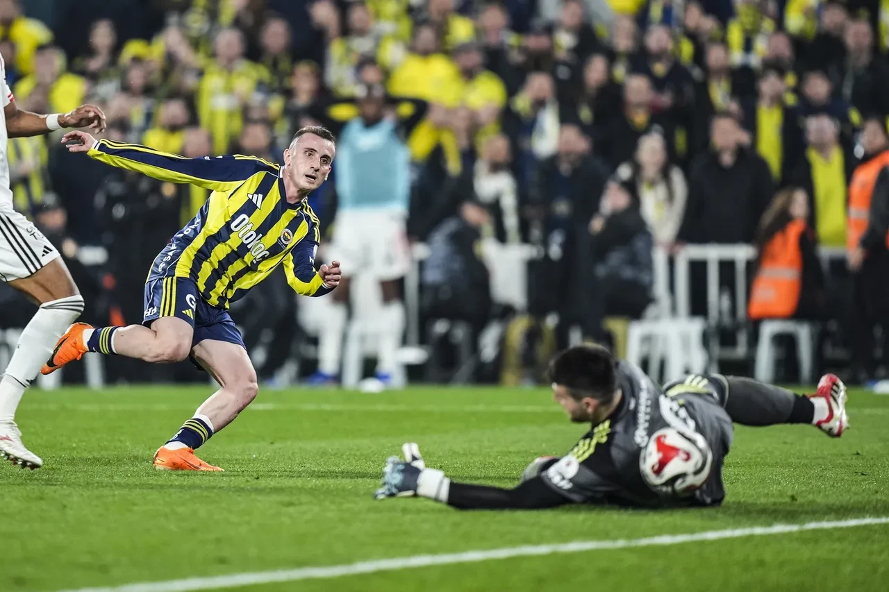 Fenerbahçe - Beşiktaş derbisi sonrası Ahmet Çakar'dan zehir zemberek sözler: 'Fenerbahçe'yi yarışta tuttular'