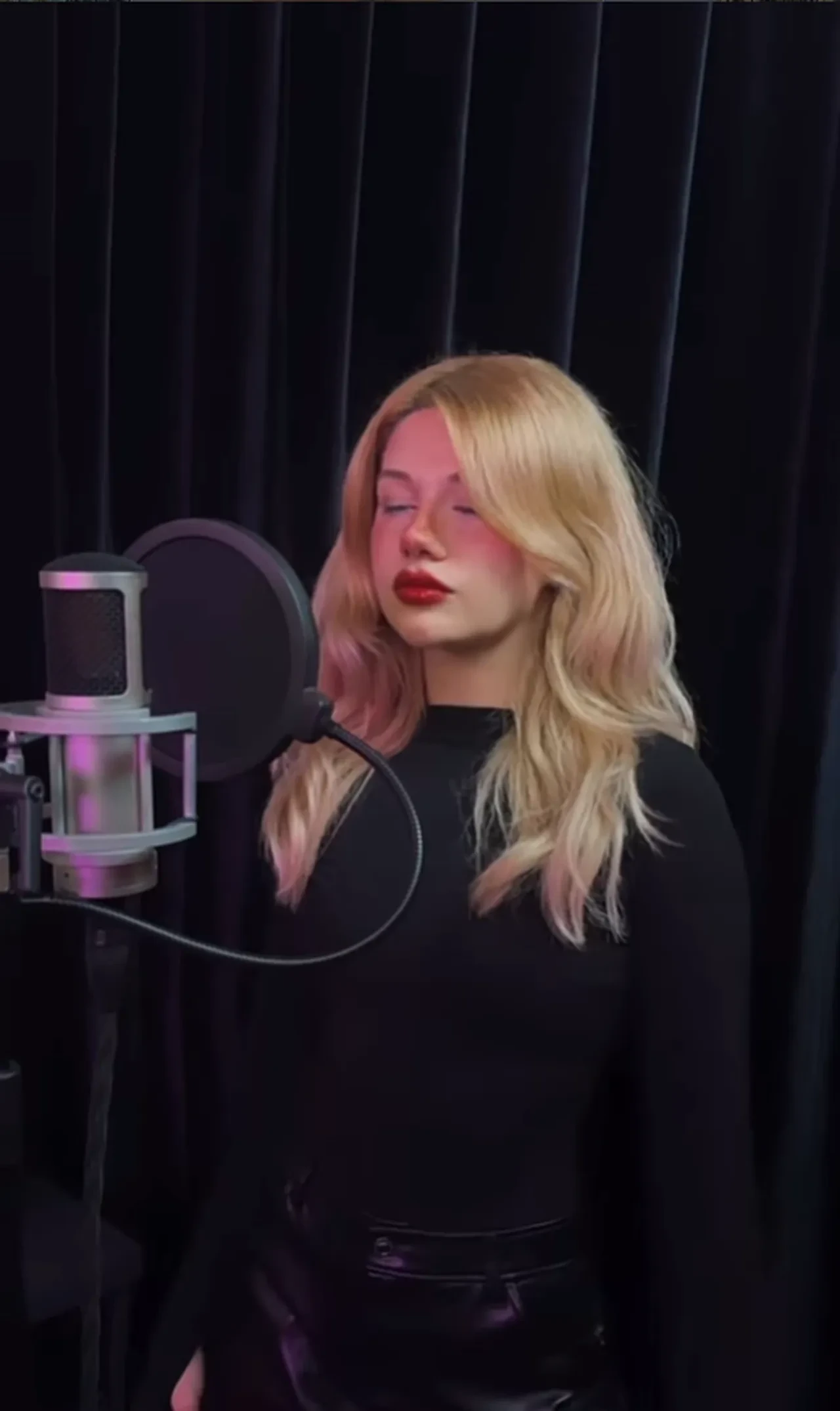 Genç sanatçı Dia, Antalya’da sahne aldı