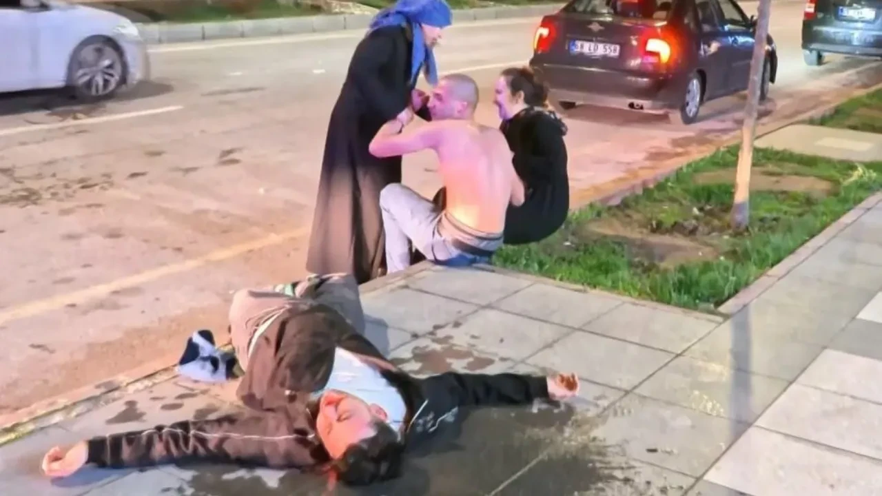 Kaldırımda can pazarı: Kavgada ağır yaralanan gencin annesinin feryadı yürekleri dağladı