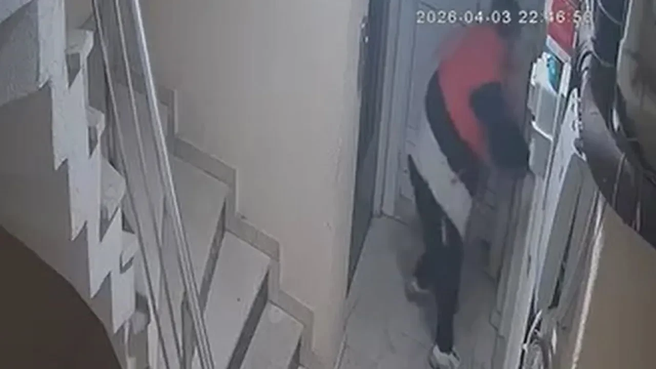 Kapıyı açamayınca sinirlenen hırsız, koridora tuvaletini yaptı 