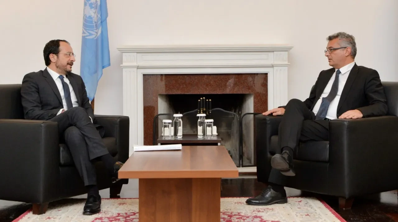 Kıbrıs'ta kritik zirve! Erhürman ve Hristodulidis bir araya geldi