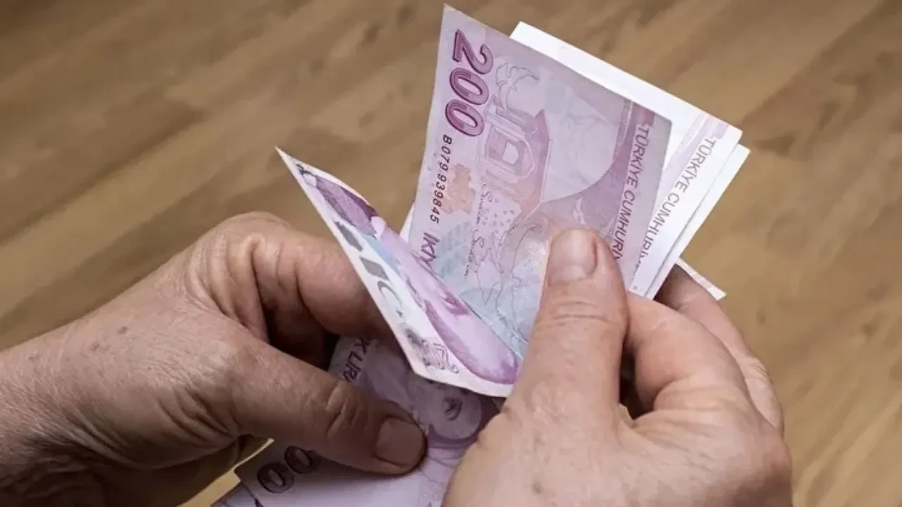 Nisan yaşlı aylığı ve engelli maaşı hesaplara yattı mı? Yaşlı aylığı ve engelli maaşı sorgulama