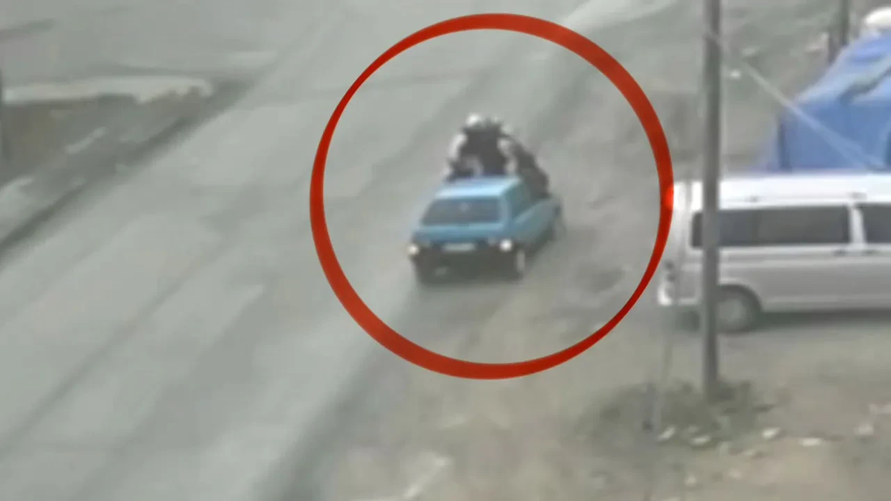 Otomobil önce kaza atlattı, geri dönüp motosiklete çarptı