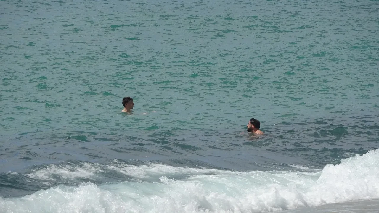 Sıcağı fırsat bilen kendini denize bıraktı: Alanya'da yaz erken başladı