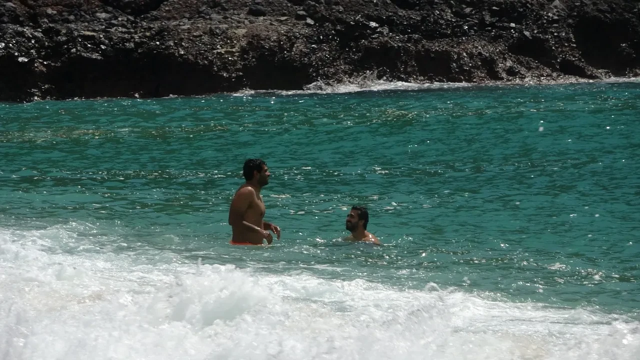 Sıcağı fırsat bilen kendini denize bıraktı: Alanya'da yaz erken başladı