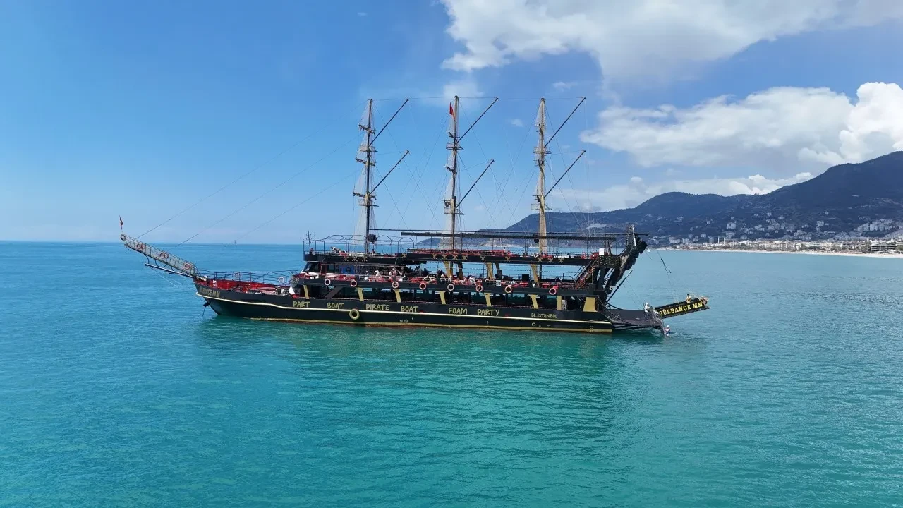 Sıcağı fırsat bilen kendini denize bıraktı: Alanya'da yaz erken başladı