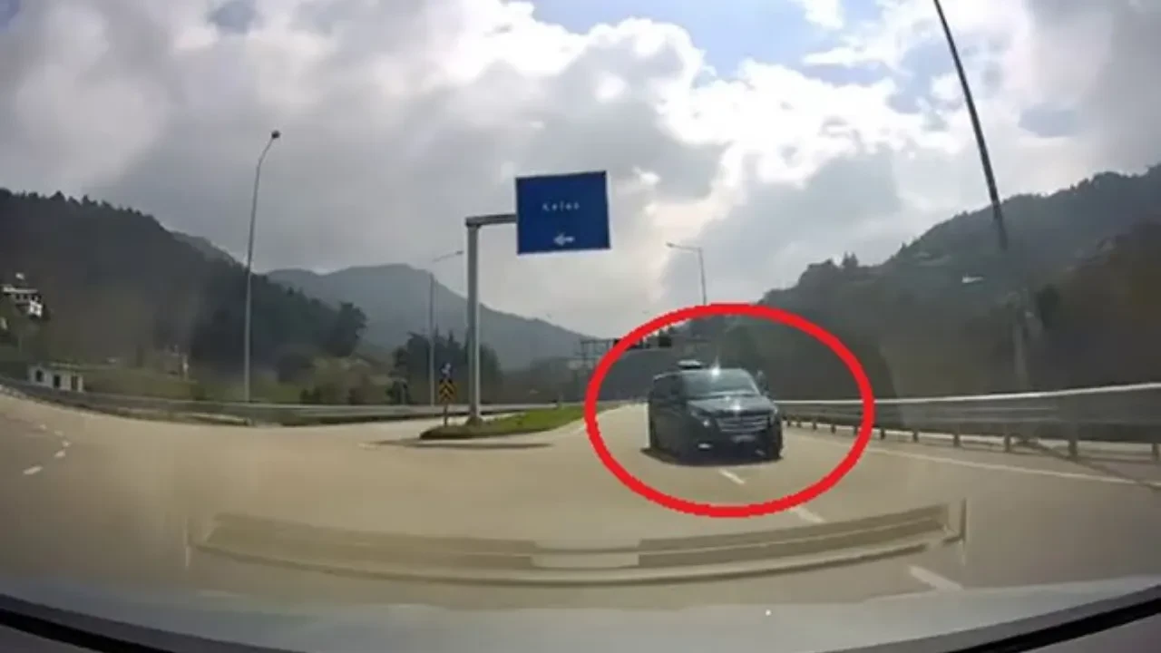 Ters şeritten gelen minibüsle burun buruna: Faciadan kıl payı kurtuldular