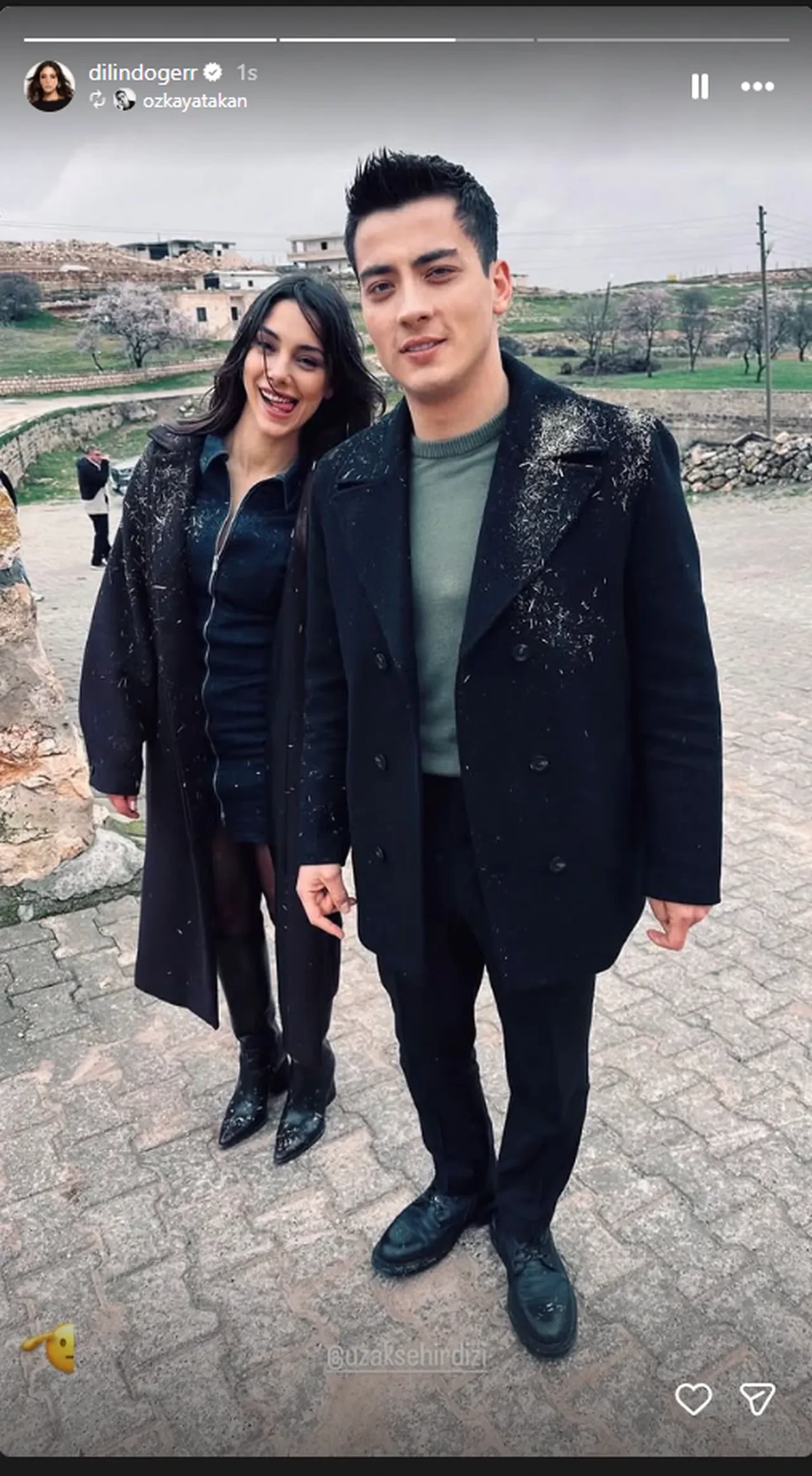 Uzak Şehir aşkı gerçek oldu! Dilin Döğer ve Atakan Özkaya'dan el ele poz