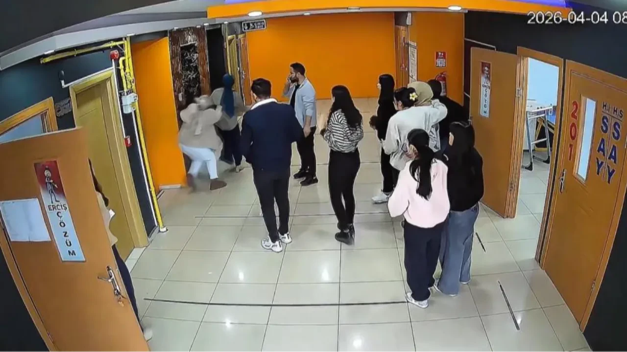 Van'daki depremde korku dolu anlar kamerada! Öğretmenlerin mücadelesi takdir topladı