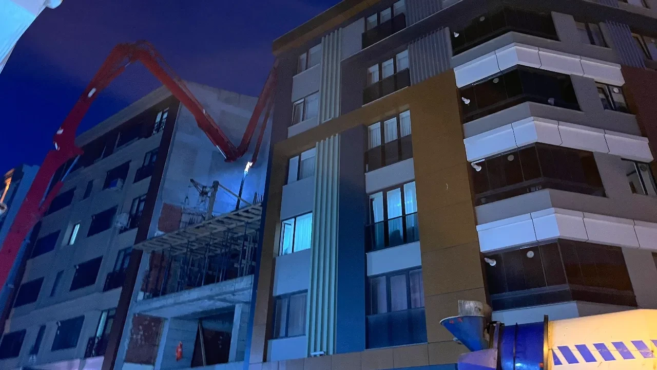 Zeytinburnu'nda facianın eşiğinden dönüldü! Binanın duvarı çöktü