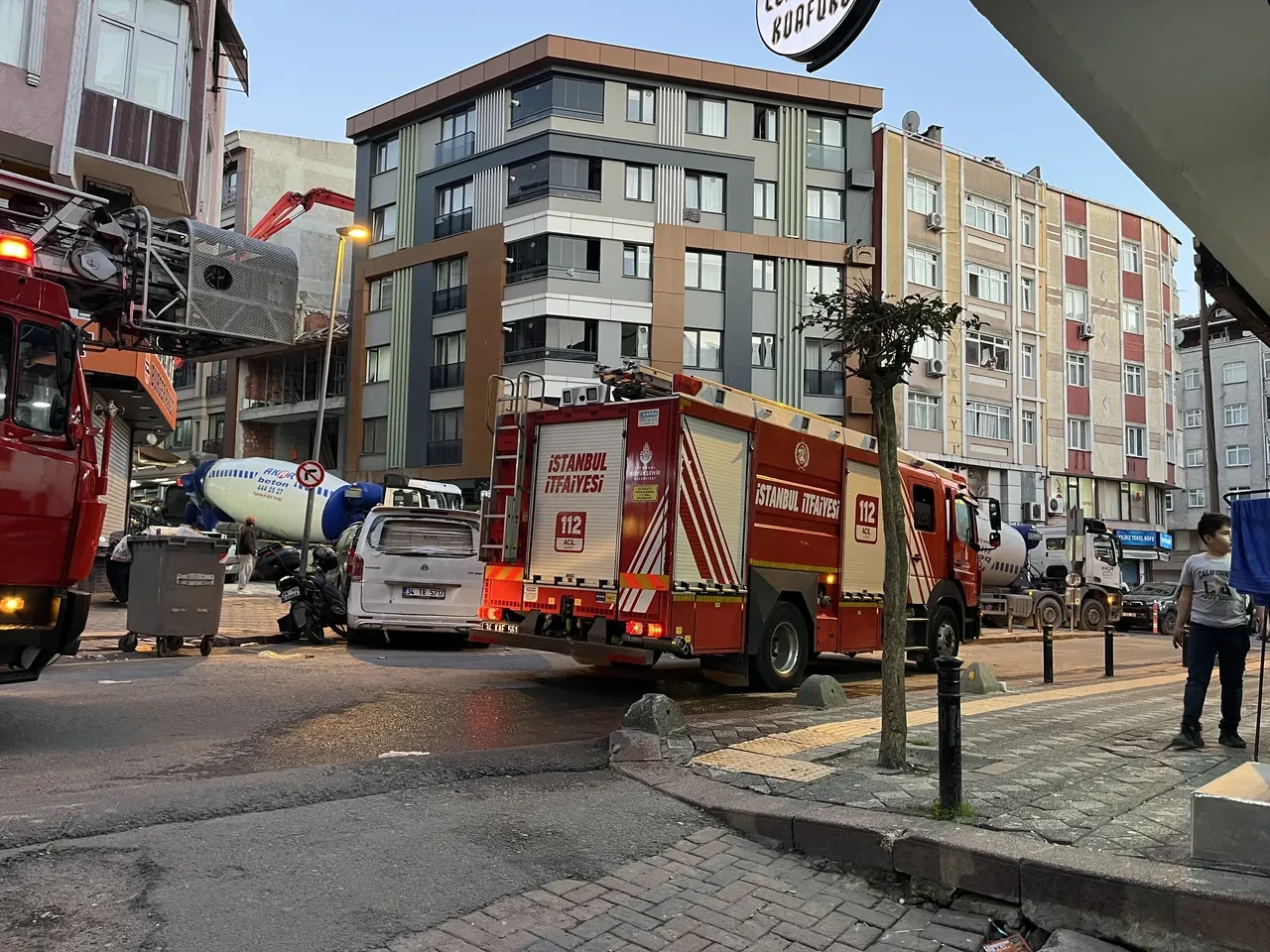 Zeytinburnu'nda facianın eşiğinden dönüldü! Binanın duvarı çöktü