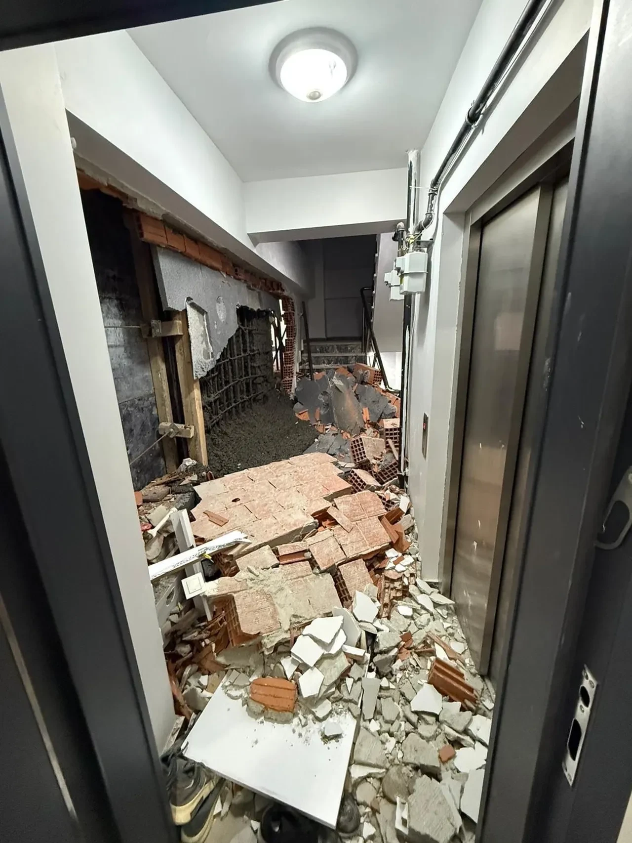 Zeytinburnu'nda facianın eşiğinden dönüldü! Binanın duvarı çöktü