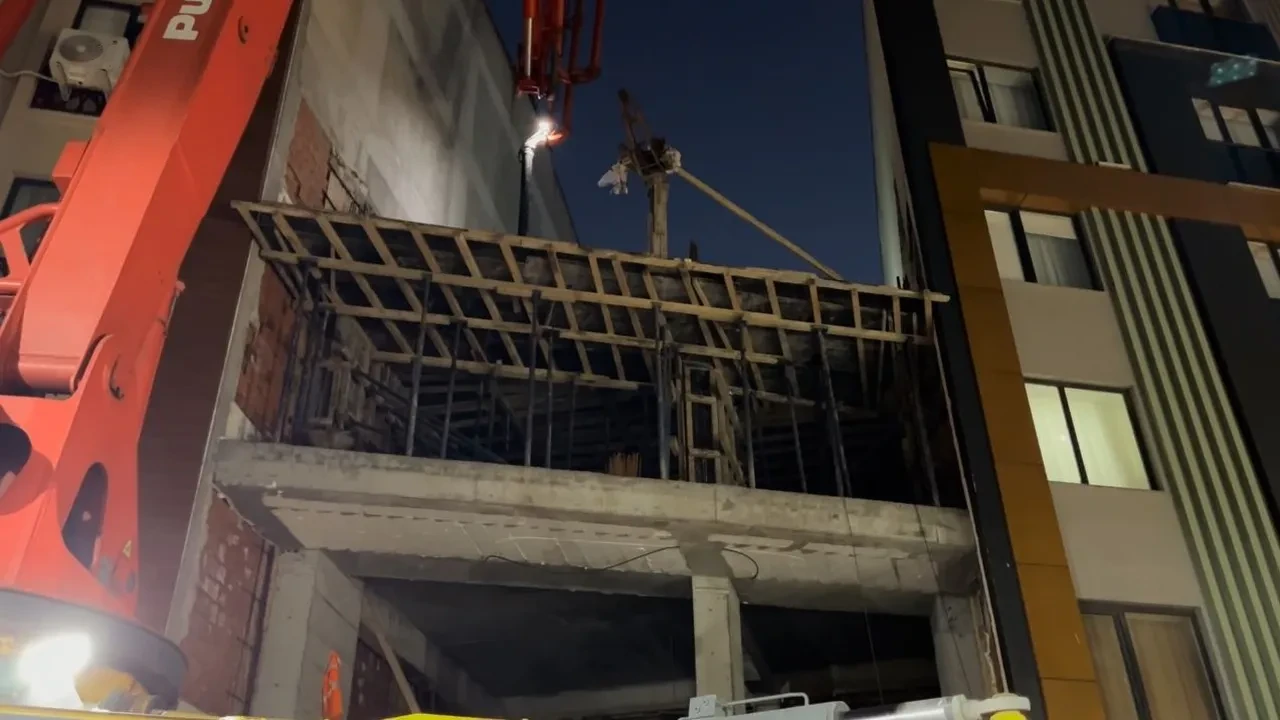 Zeytinburnu'nda facianın eşiğinden dönüldü! Binanın duvarı çöktü