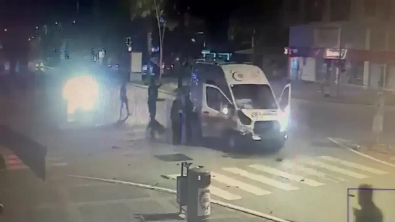 Alkollü sürücü ambulansa çarptı: Yaralılara ilk müdahaleyi ambulanstaki görevliler yaptı