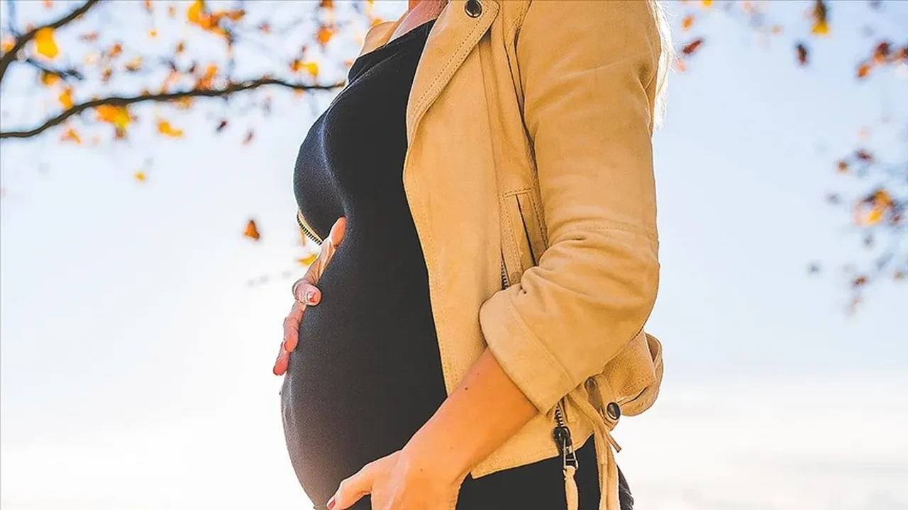 Bakan Göktaş açıkladı: Sosyal medyaya 15 yaş sınırı geliyor, doğum izni 24 haftaya çıkıyor!