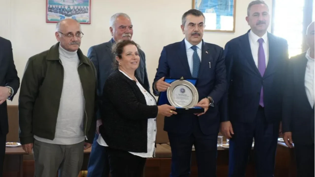 Bakan Yusuf Tekin Gaziantep'te Alevi vatandaşlarla buluştu: "Müfredatımıza çocuklarımızın dini inançlarını öğrenebilecekleri yeni dersler ekledik"