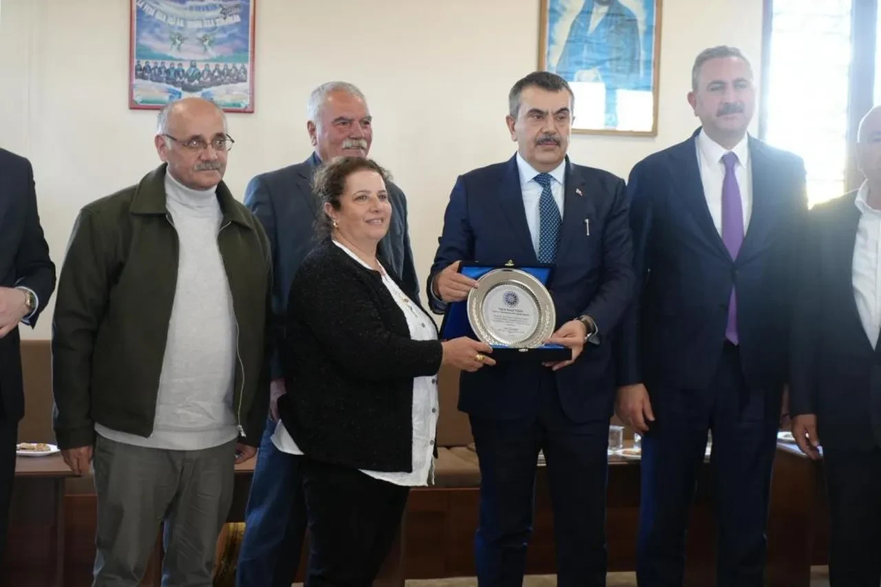 Bakan Yusuf Tekin Gaziantep'te Alevi vatandaşlarla buluştu: "Müfredatımıza çocuklarımızın dini inançlarını öğrenebilecekleri yeni dersler ekledik"