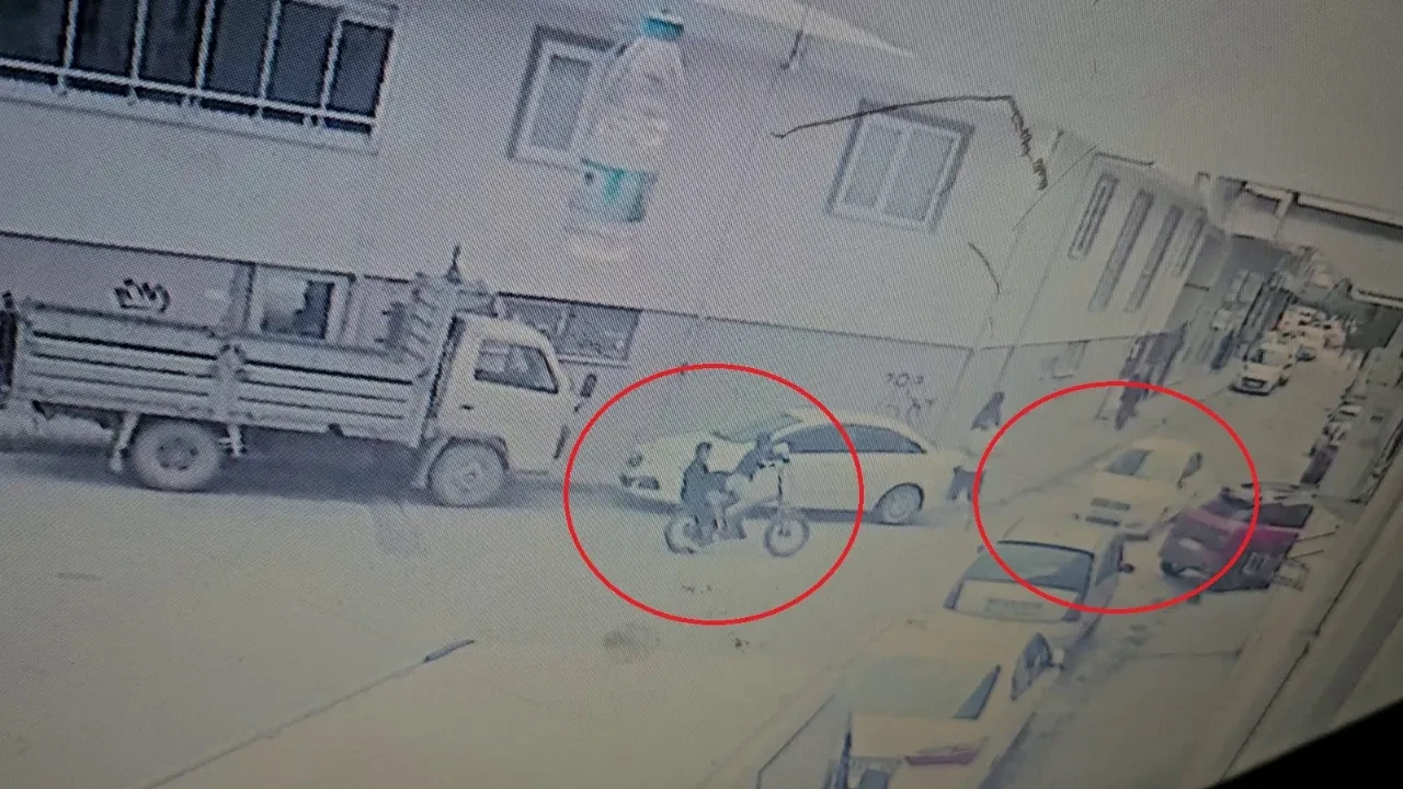 Bursa'da korku dolu anlar! Bisikletli çocuklar otomobille böyle çarpıştı, kaza anı kamerada