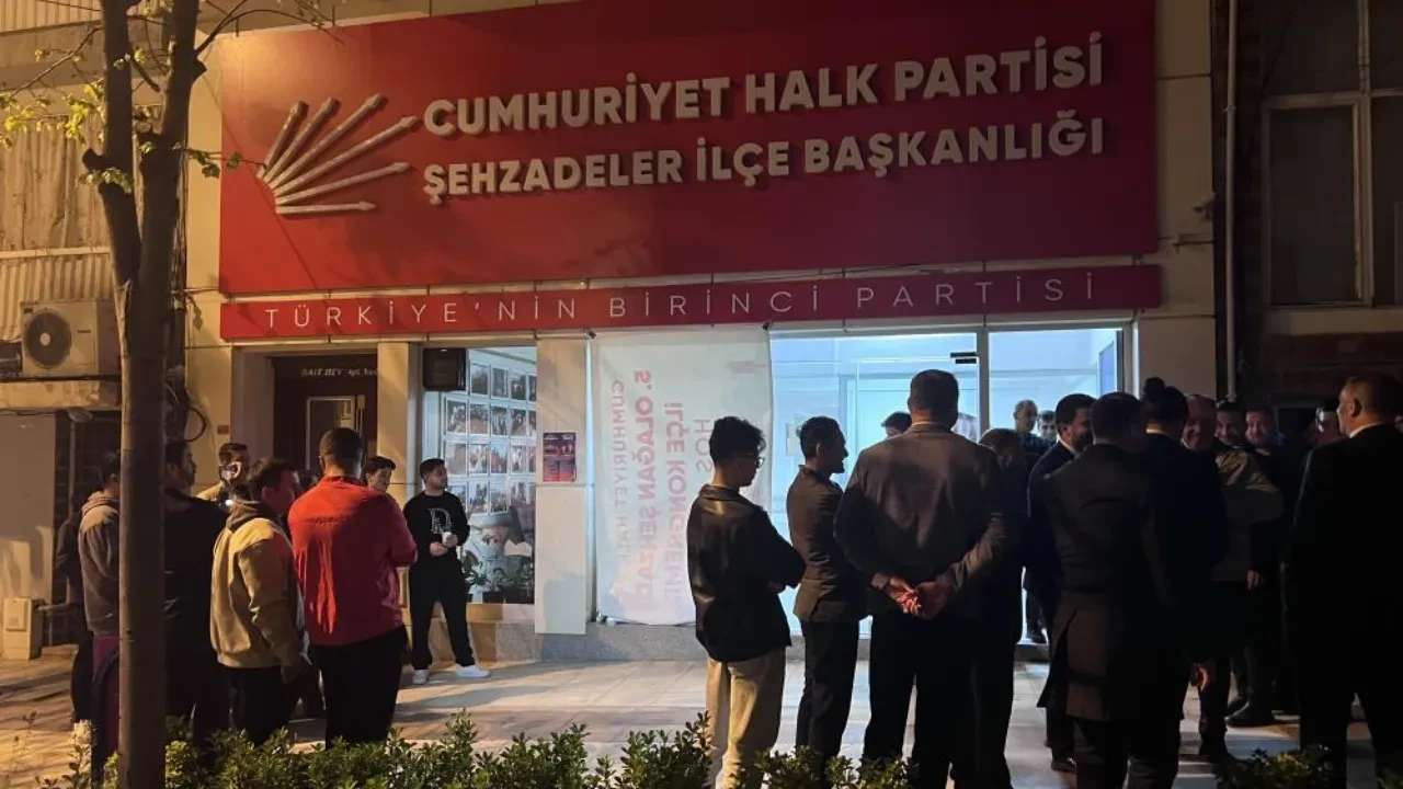 CHP binasına taşlı saldırı! 'İş vaadi' öfkesiyle tüm camları indirdi