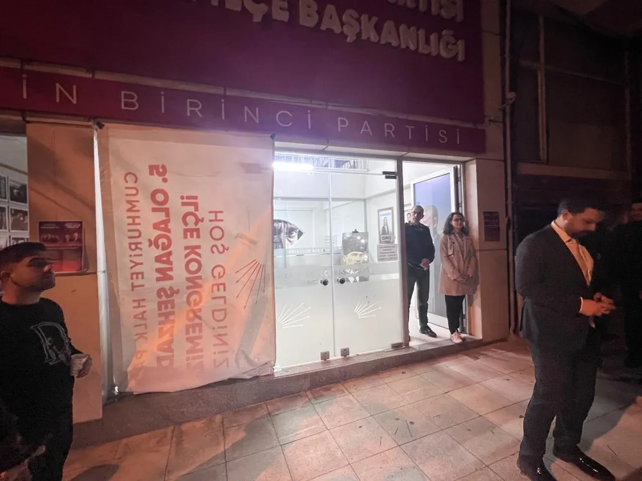 CHP binasına taşlı saldırı! 'İş vaadi' öfkesiyle tüm camları indirdi
