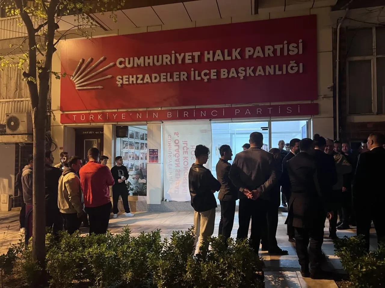 CHP binasına taşlı saldırı! 'İş vaadi' öfkesiyle tüm camları indirdi