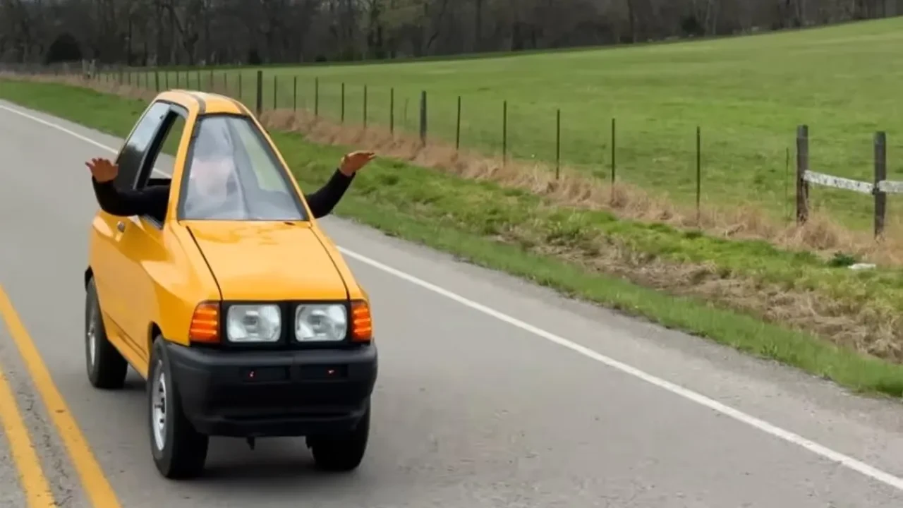 Dünyanın en dar aracını yapıp trafiğe çıkardılar! Görenler bir daha bakıyor