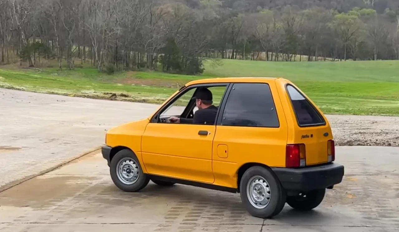 Dünyanın en dar aracını yapıp trafiğe çıkardılar! Görenler bir daha bakıyor