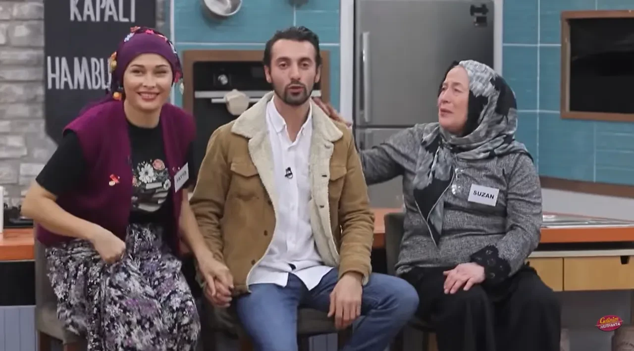 Gelinim Mutfakta'ya Suzan Hanım'ın bir yıldır görmediği oğlu geldi, gözyaşları sel oldu! Ali Bey'den şoke eden sözler