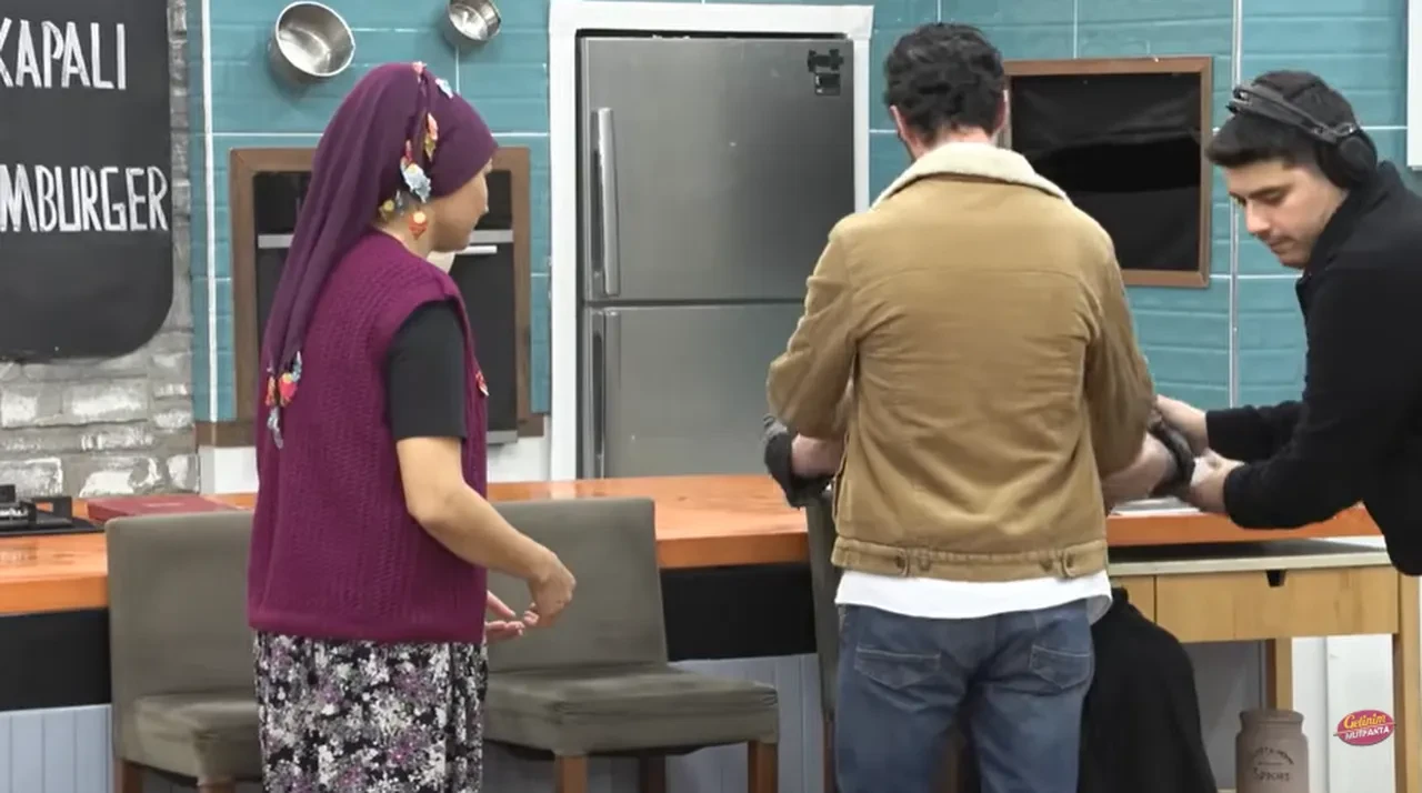 Gelinim Mutfakta'ya Suzan Hanım'ın bir yıldır görmediği oğlu geldi, gözyaşları sel oldu! Ali Bey'den şoke eden sözler